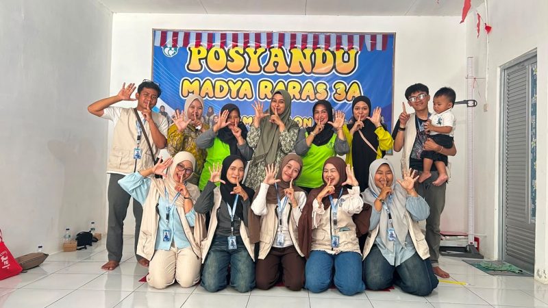 Foto Bersama KKN UIN Walisongo Semarang Posko 51 dan orang tua atau pendamping masing-masing serta kader Posyandu Madya Raras. (Dok. Pribadi/KKN 51 UIN Walisongo)