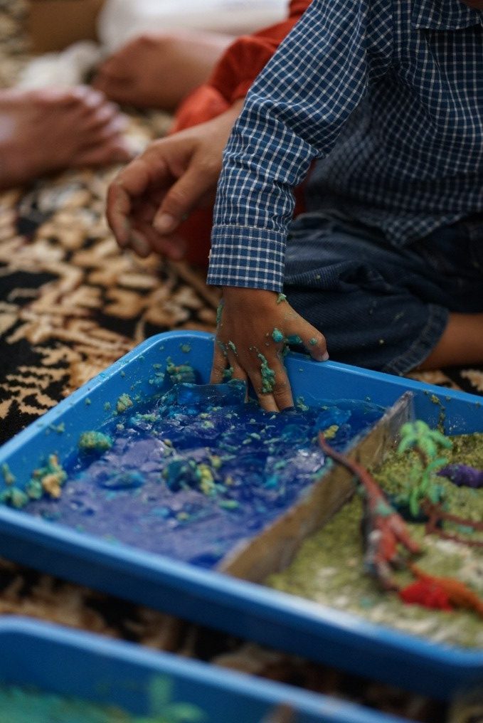 Anak mengeksplorasi tekstur jelly melalui aktivitas stimulasi sensorik. (Dok. Pribadi/KKN 51 UIN Walisongo)
