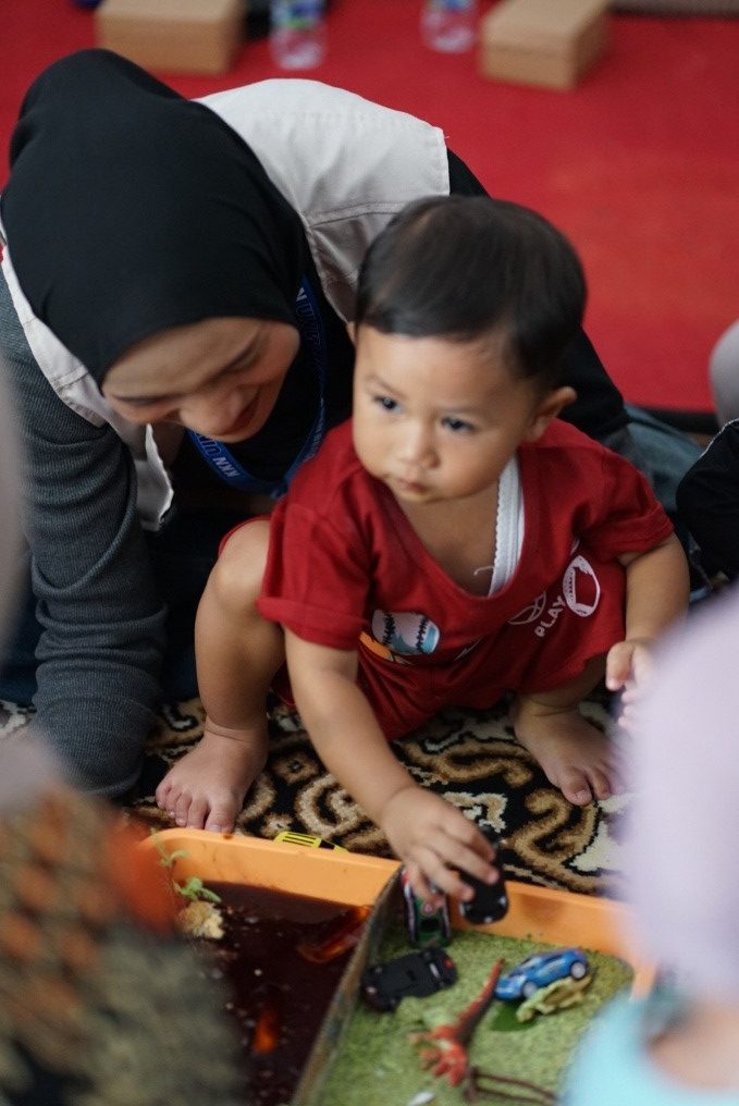 Mahasiswa KKN Posko 51 mendampingi anak dalam kegiatan stimulasi sensorik. (Dok. Pribadi/KKN 51 UIN Walisongo)