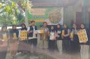 Tim KKN 214 UNS bersama pemilik UMKM Lanting Kuning Khas Bruno saat penyerahan barang dan hasil pengembangan kemasan yang telah dilengkapi identitas visual (Dok. Pribadi/KKN 214 UNS)