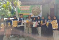 Tim KKN 214 UNS bersama pemilik UMKM Lanting Kuning Khas Bruno saat penyerahan barang dan hasil pengembangan kemasan yang telah dilengkapi identitas visual (Dok. Pribadi/KKN 214 UNS)