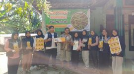 Tim KKN 214 UNS bersama pemilik UMKM Lanting Kuning Khas Bruno saat penyerahan barang dan hasil pengembangan kemasan yang telah dilengkapi identitas visual (Dok. Pribadi/KKN 214 UNS)