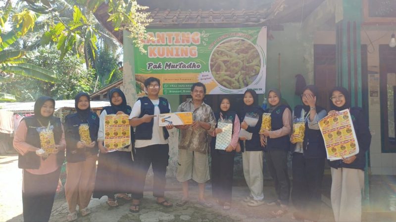 Tim KKN 214 UNS bersama pemilik UMKM Lanting Kuning Khas Bruno saat penyerahan barang dan hasil pengembangan kemasan yang telah dilengkapi identitas visual (Dok. Pribadi/KKN 214 UNS)