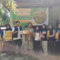 Tim KKN 214 UNS bersama pemilik UMKM Lanting Kuning Khas Bruno saat penyerahan barang dan hasil pengembangan kemasan yang telah dilengkapi identitas visual (Dok. Pribadi/KKN 214 UNS)