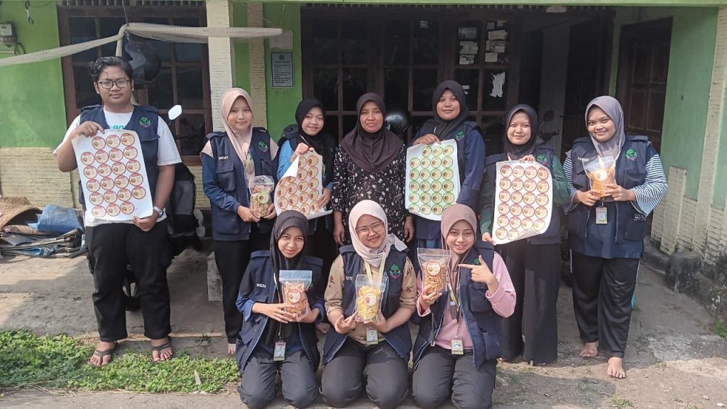 Tim KKN 214 UNS bersama pemilik UMKM Keripik saat penyerahan barang dan hasil pengembangan produk serta kemasan yang telah dilengkapi identitas visual (Dok. Pribadi/KKN 214 UNS)