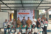 Dokumentasi bersama setelah pelaksanaan edukasi pengelolaan keuangan kepada pelaku usaha mikro, kecil, dan menengah (UMKM) Desa Ngablak melalui sosialisasi bertema “Cerdas Mengelola Keuangan, UMKM Lokal Berdaya, Ekonomi Berjaya”. Foto: Dok. Pribadi/KKN-T Kelompok 05 Universitas Alma Ata