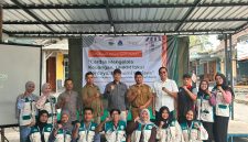 Dokumentasi bersama setelah pelaksanaan edukasi pengelolaan keuangan kepada pelaku usaha mikro, kecil, dan menengah (UMKM) Desa Ngablak melalui sosialisasi bertema “Cerdas Mengelola Keuangan, UMKM Lokal Berdaya, Ekonomi Berjaya”. Foto: Dok. Pribadi/KKN-T Kelompok 05 Universitas Alma Ata
