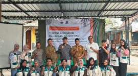 Dokumentasi bersama setelah pelaksanaan edukasi pengelolaan keuangan kepada pelaku usaha mikro, kecil, dan menengah (UMKM) Desa Ngablak melalui sosialisasi bertema “Cerdas Mengelola Keuangan, UMKM Lokal Berdaya, Ekonomi Berjaya”. Foto: Dok. Pribadi/KKN-T Kelompok 05 Universitas Alma Ata