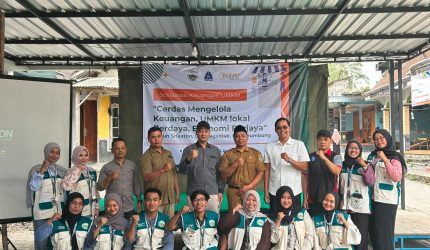 Dokumentasi bersama setelah pelaksanaan edukasi pengelolaan keuangan kepada pelaku usaha mikro, kecil, dan menengah (UMKM) Desa Ngablak melalui sosialisasi bertema “Cerdas Mengelola Keuangan, UMKM Lokal Berdaya, Ekonomi Berjaya”. Foto: Dok. Pribadi/KKN-T Kelompok 05 Universitas Alma Ata