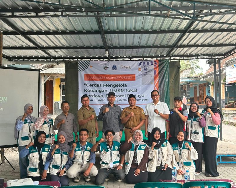 Dokumentasi bersama setelah pelaksanaan edukasi pengelolaan keuangan kepada pelaku usaha mikro, kecil, dan menengah (UMKM) Desa Ngablak melalui sosialisasi bertema “Cerdas Mengelola Keuangan, UMKM Lokal Berdaya, Ekonomi Berjaya”. Foto: Dok. Pribadi/KKN-T Kelompok 05 Universitas Alma Ata