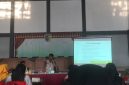 Demonstrasi pembuatan sabun cuci piring dari minyak jelantah. Pemanfaatan minyak jelantah menjadi produk rumah tangga diharapkan dapat mendorong kesadaran masyarakat dalam mengelola limbah sekaligus membuka peluang pemanfaatan limbah menjadi produk yang memiliki nilai ekonomi. (Dok. Pribadi/KKN 54 UNS)