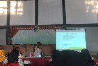 Demonstrasi pembuatan sabun cuci piring dari minyak jelantah. Pemanfaatan minyak jelantah menjadi produk rumah tangga diharapkan dapat mendorong kesadaran masyarakat dalam mengelola limbah sekaligus membuka peluang pemanfaatan limbah menjadi produk yang memiliki nilai ekonomi. (Dok. Pribadi/KKN 54 UNS)