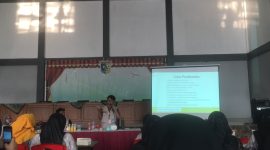 Demonstrasi pembuatan sabun cuci piring dari minyak jelantah. Pemanfaatan minyak jelantah menjadi produk rumah tangga diharapkan dapat mendorong kesadaran masyarakat dalam mengelola limbah sekaligus membuka peluang pemanfaatan limbah menjadi produk yang memiliki nilai ekonomi. (Dok. Pribadi/KKN 54 UNS)