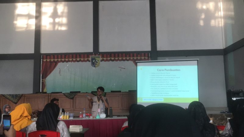 Demonstrasi pembuatan sabun cuci piring dari minyak jelantah. Pemanfaatan minyak jelantah menjadi produk rumah tangga diharapkan dapat mendorong kesadaran masyarakat dalam mengelola limbah sekaligus membuka peluang pemanfaatan limbah menjadi produk yang memiliki nilai ekonomi. (Dok. Pribadi/KKN 54 UNS)