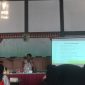 Demonstrasi pembuatan sabun cuci piring dari minyak jelantah. Pemanfaatan minyak jelantah menjadi produk rumah tangga diharapkan dapat mendorong kesadaran masyarakat dalam mengelola limbah sekaligus membuka peluang pemanfaatan limbah menjadi produk yang memiliki nilai ekonomi. (Dok. Pribadi/KKN 54 UNS)