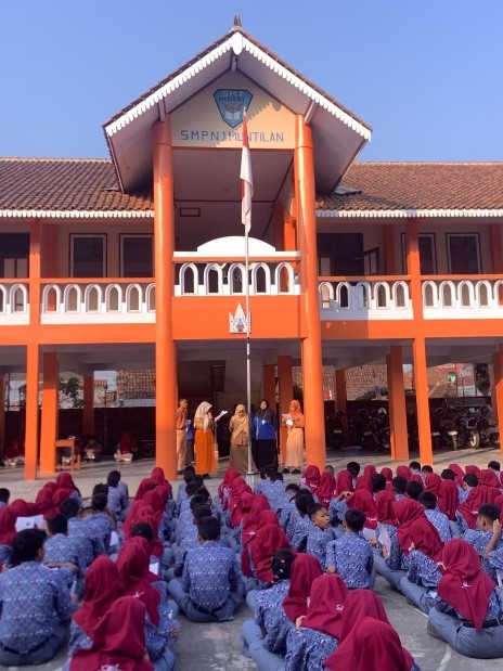 Siswa SMP Negeri 1 Muntilan dengan tertib dan antusias mengikuti program literasi pagi yang digagas oleh mahasiswa Magang Kependidikan Terintegrasi (MKT) Universitas Tidar (UNTIDAR). (Dok. Pribadi/Magang Kependidikan Terintegrasi Universitas Tidar di SMP Negeri 1 Muntilan)