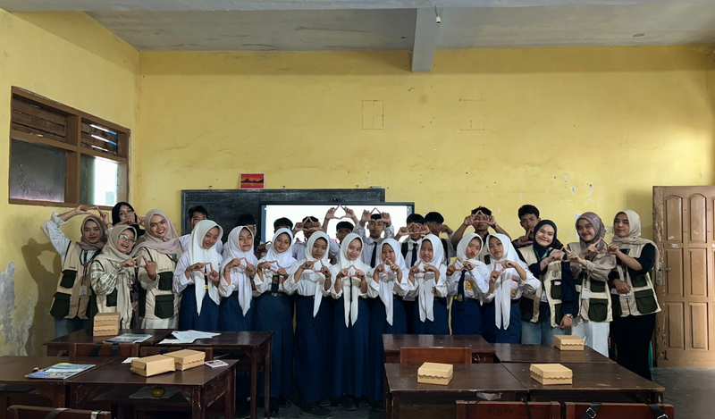 Dokumentasi Bersama dengan Siswa/i SMP PGRI 03 Wonosari dalam Kegiatan Pelatihan Microsoft Word. Foto: Dok. Pribadi/KKN 179 UNS