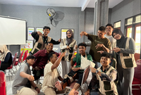 Peserta Mempraktikkan Pertolongan Pertama secara Langsung Didampingi oleh Mahasiswa KKN 179 UNS. Foto: Dok. Pribadi/KKN 179 UNS
