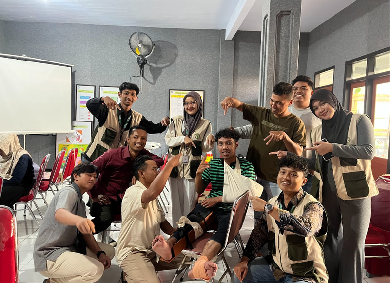 Peserta Mempraktikkan Pertolongan Pertama secara Langsung Didampingi oleh Mahasiswa KKN 179 UNS. Foto: Dok. Pribadi/KKN 179 UNS