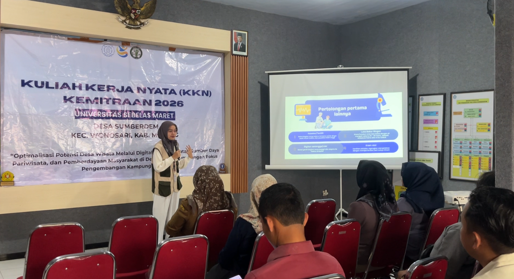 Pemaparan Materi terkait Ilmu Pertolongan Pertama kepada POKDARWIS dan Masyarakat Desa Sumberdem. Foto: Dok. Pribadi/KKN 179 UNS
