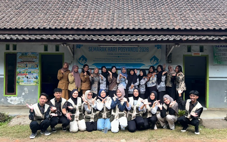 Dokumentasi Bersama Kader Posyandu Desa Sumberdem dan Seluruh Pihak Terkait dalam Kegiatan Pemeriksaan Kesehatan dan Posyandu Rutin di Desa Sumberdem. Foto: Dok. Pribadi/KKN 179 UNS