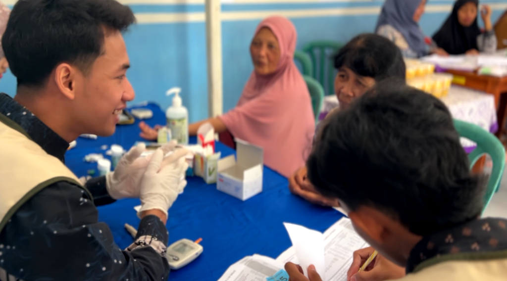 Pemeriksaan Kesehatan (GCU) kepada Masyarakat Desa. Foto: Dok. Pribadi/KKN 179 UNS