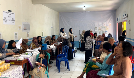 Suasana Pelayanan Kesehatan dalam Kegiatan Posyandu Rutin di Desa Sumberdem. Foto: Dok. Pribadi/KKN 179 UNS