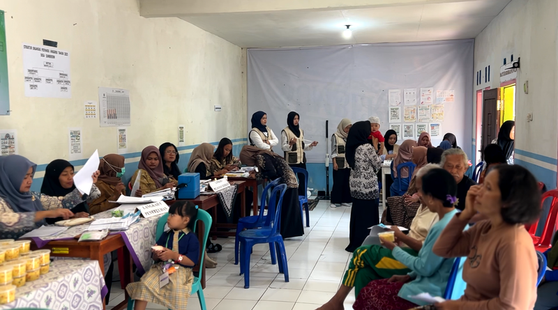 Suasana Pelayanan Kesehatan dalam Kegiatan Posyandu Rutin di Desa Sumberdem. Foto: Dok. Pribadi/KKN 179 UNS