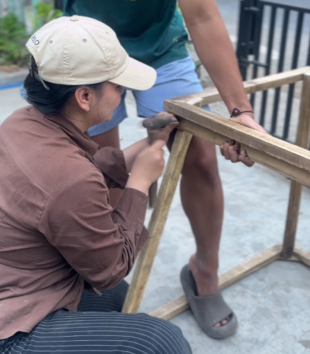 Proses Pembuatan Tempat Sampah Berbahan Bambu untuk Mendukung Sarana Wisata Kampung Deling. Foto: Dok. Pribadi/KKN 179 UNS