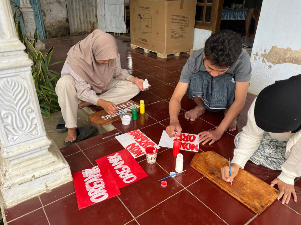 Proses Pembuatan Papan Penunjuk Jalan untuk Mendukung Sarana Wisata Kampung Deling. Foto: Dok. Pribadi/KKN 179 UNS