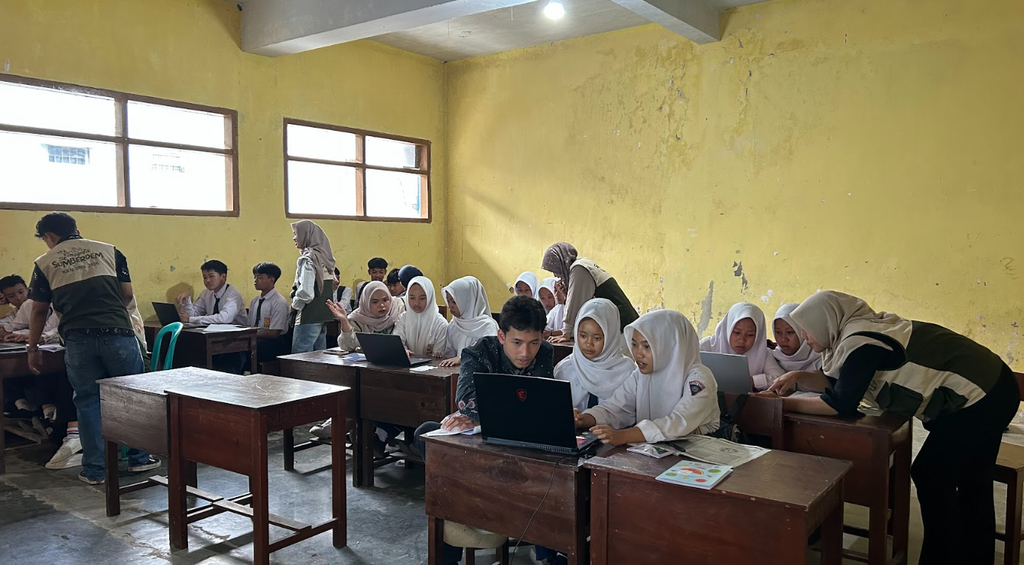 Siswa/i SMP PGRI 03 Wonosari Melakukan Praktik Pembuatan Surat Menggunakan Microsoft Word Didampingi oleh Mahasiswa KKN 179 UNS. Foto: Dok. Pribadi/KKN 179 UNS