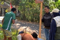 Pemasangan Papan Penunjuk untuk Mendukung Sarana Wisata Kampung Deling. Foto: Dok. Pribadi/KKN 179 UNS