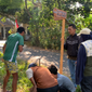 Pemasangan Papan Penunjuk untuk Mendukung Sarana Wisata Kampung Deling. Foto: Dok. Pribadi/KKN 179 UNS