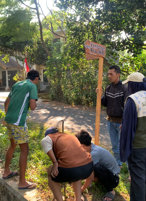 Pemasangan Papan Penunjuk untuk Mendukung Sarana Wisata Kampung Deling. Foto: Dok. Pribadi/KKN 179 UNS