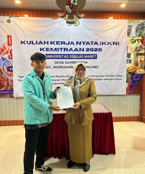 Penyerahan Blueprint Pengembangan Wisata Hutan Bambu Kampung Deling kepada Kepala Desa Sumberdem. Foto: Dok. Pribadi/KKN 179 UNS