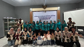 Dokumentasi Bersama Kelompok PKK Desa Sumberdem dalam Kegiatan Sosialisasi Pemanfaatan Cangkang Telur sebagai Pupuk Organik . Foto: Dok. Pribadi/KKN 179 UNS