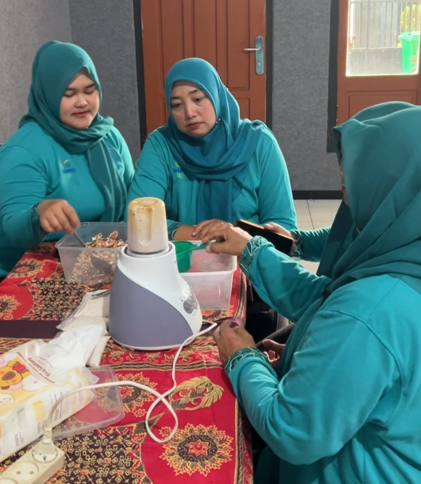 Praktik Langsung oleh Kelompok PKK Desa Sumberdem Didampingi dengan Mahasiswa KKN 179 UNS dalam Membuat Pupuk Organik dari Kerabang Telur. Foto: Dok. Pribadi/KKN 179 UNS