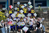Dokumentasi Bersama Siswa/i SDN 01 Sumberdem dalam Kegiatan Pengenalan Potensi Bambu Kampung Deling. Foto: Dok. Pribadi/KKN 179 UNS