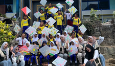 Dokumentasi Bersama Siswa/i SDN 01 Sumberdem dalam Kegiatan Pengenalan Potensi Bambu Kampung Deling. Foto: Dok. Pribadi/KKN 179 UNS