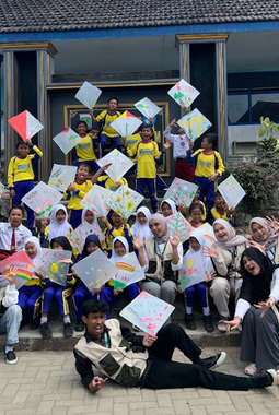 Siswa SDN 01 Sumberdem Kenali Potensi Bambu Kampung Deling melalui Kreasi Layang-Layang