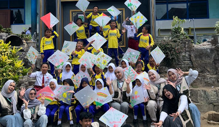 Dokumentasi Bersama Siswa/i SDN 01 Sumberdem dalam Kegiatan Pengenalan Potensi Bambu Kampung Deling. Foto: Dok. Pribadi/KKN 179 UNS