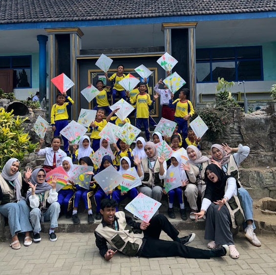 Dokumentasi Bersama Siswa/i SDN 01 Sumberdem dalam Kegiatan Pengenalan Potensi Bambu Kampung Deling. Foto: Dok. Pribadi/KKN 179 UNS