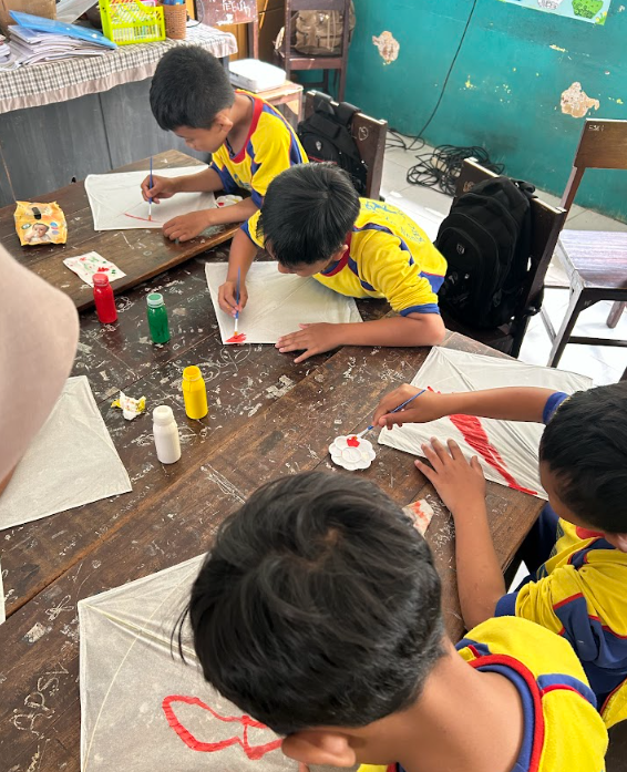 Praktik Melukis Layang-Layang sebagai Pemanfaatan Potensi Bambu untuk Mengasah Kreativitas Siswa/i SDN 01 Sumberdem. Foto: Dok. Pribadi/KKN 179 UNS