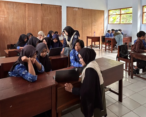 Siswa/i SMP PGRI 03 Wonosari Mempraktikkan Pembuatan Poster Digital Menggunakan Canva Didampingi oleh Mahasiswa KKN 179 UNS. Foto: Dok. Pribadi/KKN 179 UNS