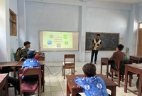 Sesi Pemaparan Materi Mengenai Penggunaan Aplikasi Canva. Foto: Dok. Pribadi/KKN 179 UNS