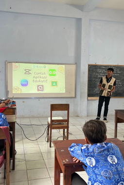 Kreatif dengan Canva, Siswa SMP PGRI 03 Wonosari Belajar Promosikan Pariwisata Desa Sumberdem