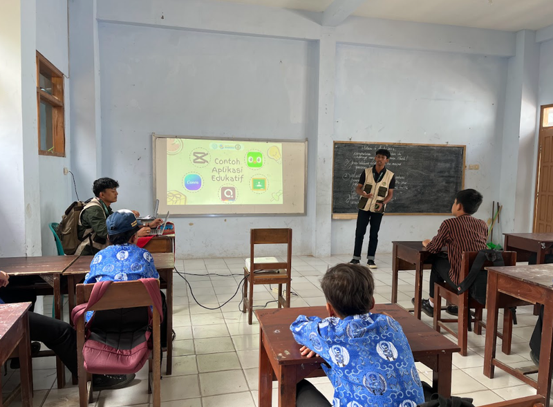 Sesi Pemaparan Materi Mengenai Penggunaan Aplikasi Canva. Foto: Dok. Pribadi/KKN 179 UNS