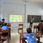 Sesi Pemaparan Materi Mengenai Penggunaan Aplikasi Canva. Foto: Dok. Pribadi/KKN 179 UNS