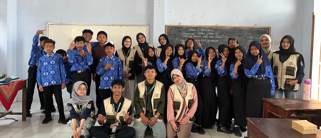 Dokumentasi Bersama dengan Siswa/i SMP PGRI 03 Wonosari dalam Kegiatan Pelatihan Canva. Foto: Dok. Pribadi/KKN 179 UNS