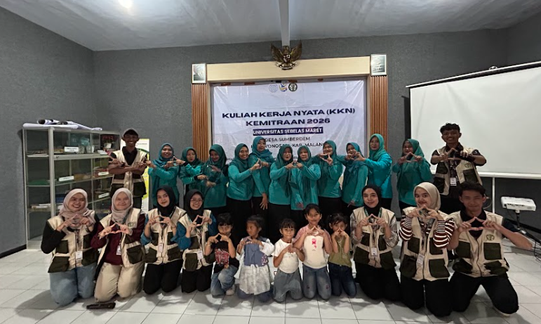 Dokumentasi Bersama Kelompok PKK Desa Sumberdem dalam Kegiatan Sosialisasi Pemanfaatan Cangkang Telur sebagai Pupuk Organik. Foto: Dok. Pribadi/KKN 179 UNS